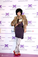 幻灯图：小S婚姻未亮红灯 李心洁婚期未定否认怀孕