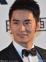 组图：《今天明天》主创走绿毯 尹姗姗深V亮相