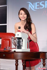 组图：张钧甯化身厨娘泡咖啡 红色洋装俏丽动人