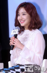 组图：韩星张赫赵宝儿挽手宣传新片《刺》