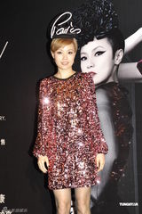 组图：容祖儿身穿亮片短裙亮相脚踩七色高跟鞋