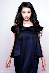 组图：演员宋汶霏花样写真 演绎花语芬芳自然魅力