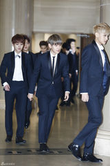 独家高清：EXO等偶像团体亮相金唱片颁奖礼红毯