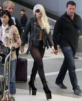 组图：Lady Gaga透视装现身 不羁竖中指