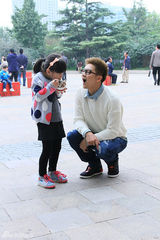 组图：田亮携女儿出游互喂冰激凌显温馨