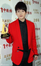 高清图：群星中歌榜后台亮相展示奖杯