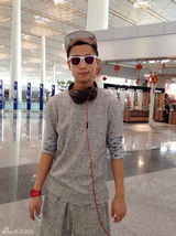 组图：魏晨另类睡衣搭红色懒人拖鞋现身机场