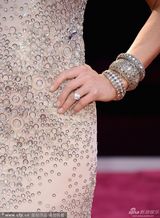 组图：拉拉-斯班瑟斜肩亮圈裙闪耀红毯