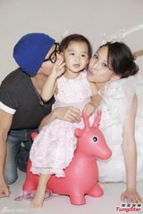 组图：蔡少芬挺大肚拍全家福 与爱女玩亲亲