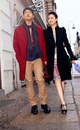 组图：郭晓冬程莉莎柏林街拍 手牵手过情人节