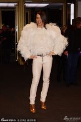 组图：《美国骗局》首映 贝尔夫妇亮相秀恩爱