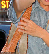 组图：阿汤哥冰岛独自拍戏戒指仍未摘