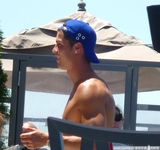 幻灯图：C罗提前结束世界杯征程 游泳纳凉狂晒胸肌