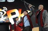 高清组图：2011微博之夜 张俪郑渊洁等嘉宾玩夹粉丝