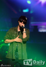 组图：2NE1携EpikHigh等唱响StayG演唱会