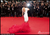 组图：《爱》戛纳首映 科尔白底红尾裙别具一格