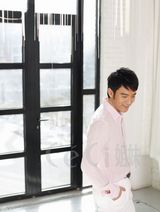 高清图：李光洁亮眼春装曝光 变身时尚新宠