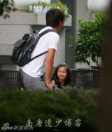 组图：41岁沙宝亮6岁爱女萌照 开拖拉机展英气