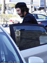 组图：里维斯一脸络腮胡出街 以手遮面不自信