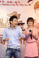 组图：林志颖宣传《一起飞》不惧台风抵羊城