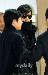 幻灯：李秉宪前往日本参加见面会　黑墨镜示人