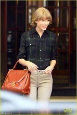 组图：泰勒斯威夫特格衬衫扮小清新与粉丝开心合照