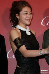 组图：熊黛林携手张智霖出席活动 大露背打扮抢镜