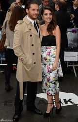 组图：玛丽昂黄抹胸妩媚现身《蝙蝠侠》首映