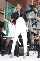 组图：A-Lin签唱会人气爆棚 自曝爱情事业两得意