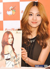 组图：miss A首尔办签名会 满面笑容尽显亲和