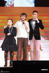 组图：郑丹瑞林珊珊开唱 感激林子祥叶德娴帮助