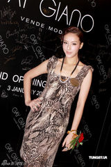 幻灯图集：李笼怡李思捷出席活动 尽显时尚风采 