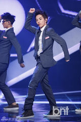 组图：EXO打榜夺冠 前WG宣美复出光脚秀长腿