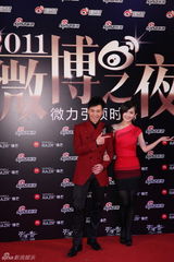 高清图：2011网络盛典谢娜梁永斌结伴走红毯