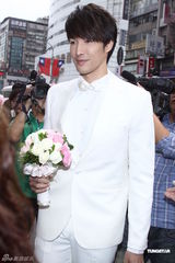 组图：锦荣当幸福大使扮英俊新郎 暂无结婚打算