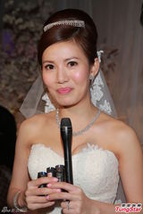 组图：张美妮穿传统裙褂出嫁 新郎深情热吻