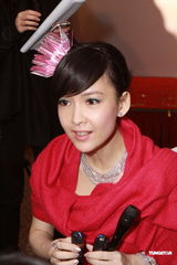 组图：周慧敏低胸拖尾长裙现身 否认给老公赚钱