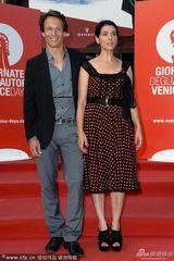 组图：《女人心事》首映 穆里根黑超遮面