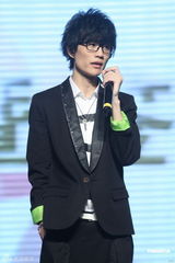 组图：许嵩新专辑发布会 加盟新东家海蝶音乐