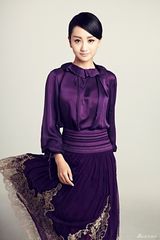 组图：杨蓉知性写真曝光 紫色长裙彰显女性魅力