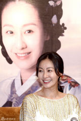 幻灯图集：李美妍赴台宣传新剧 白裙亮相高贵迷人