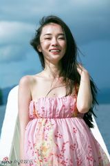 高清组图：霍思燕爱尼岛写真大片　飘逸长裙自信笑容