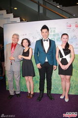 组图：香港舞台剧奖颁奖礼 黄秋生教张敬轩减压