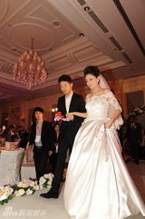 组图：胡可美艳亮相 新郎沙溢拿婚戒登舞台