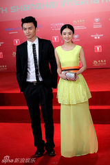 组图：赵丽颖陈晓【演员】荧屏外首牵手红毯人气高