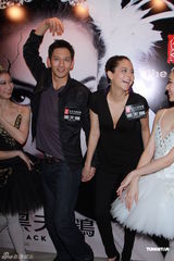 组图：周秀娜出席《黑天鹅》首映 称喜欢弹琴女生