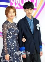 组图：《我结》新情侣亮相 泰民缺席娜恩抱纸板