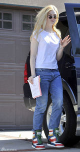 组图：范宁姐妹花户外度周末 运动装扮简单随性