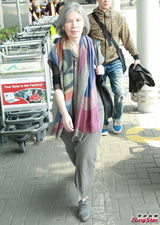 组图：周杰伦到港宣传新碟 机场亲切对粉丝