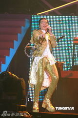 组图：萧敬腾唱《black or white》 向杰克逊致敬